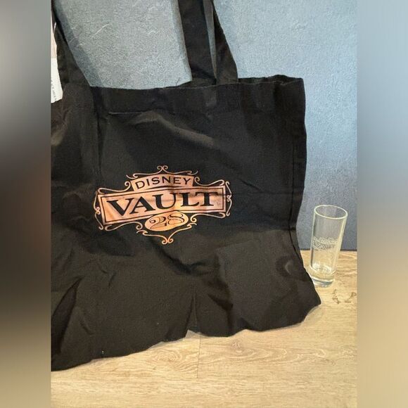 Disney Vault 28 Grand Opening 2006
Tote bag and tall toothpick holder - Picture 3 of 4